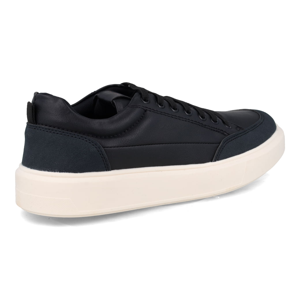 Tênis casual masculino preto com detalhes em couro e solado branco